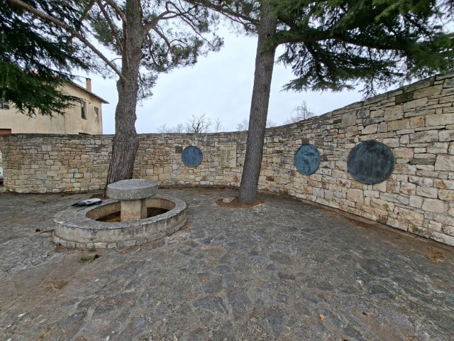 Juricani: Lopovima ništa nije sveto! Ukrao četiri brončane ploče sa spomenika-žrtvama i poginulima pod fašističkim terorom.